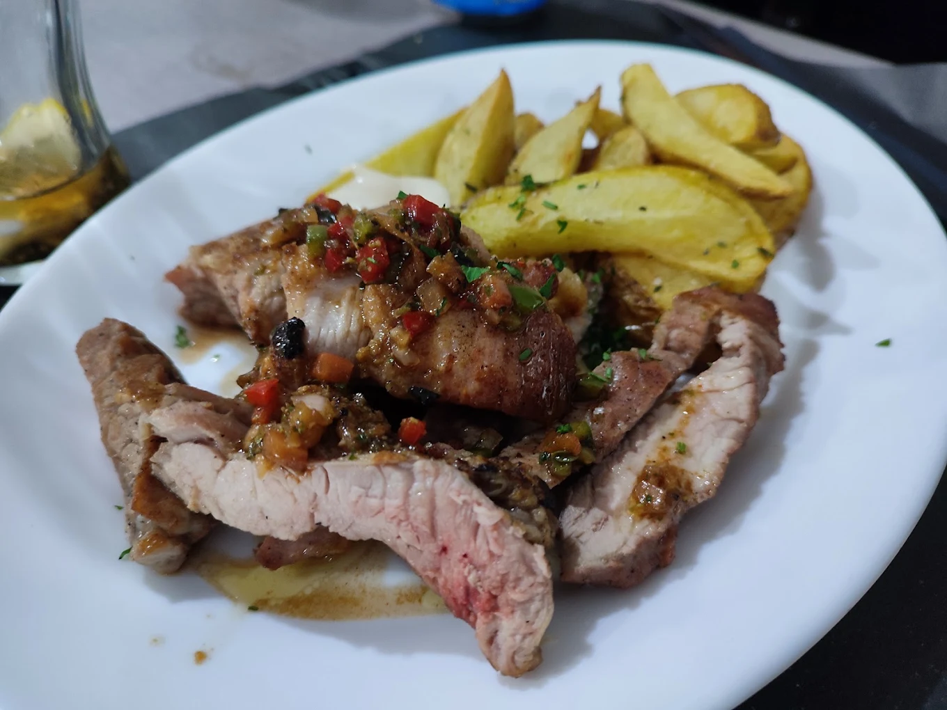 Secreto de cerdo con chimichurri criollo y patatas