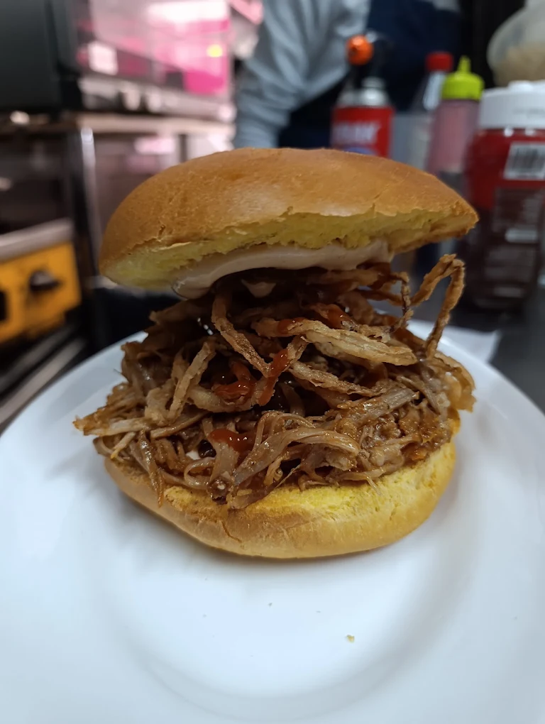 Bocadillo de cerdo mechado
