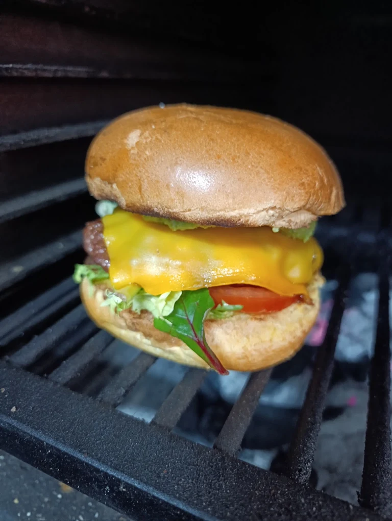 Hamburguesa casera con queso, lechuga y tomate