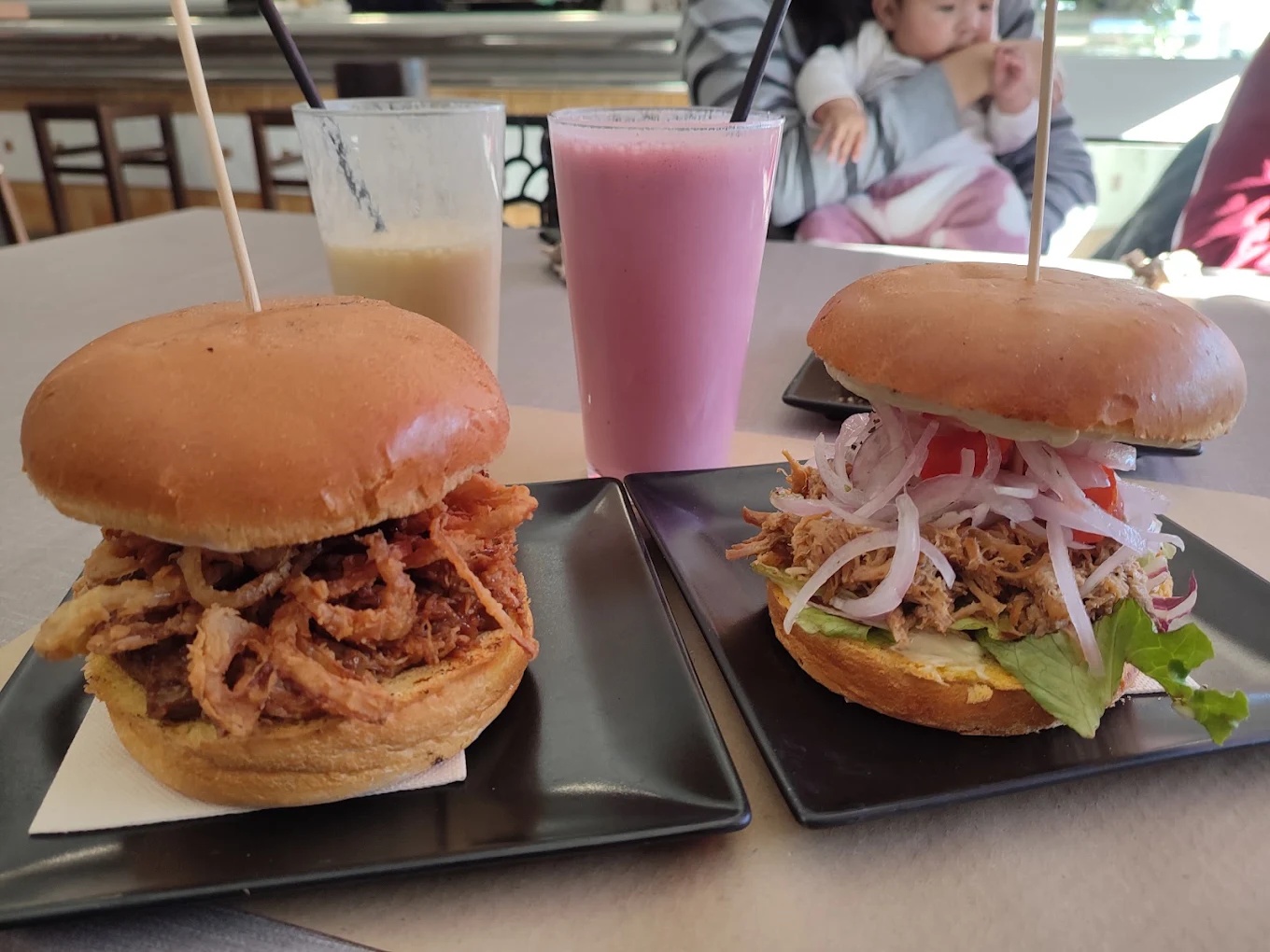 Bocadillos de cerdo mechado en mesa