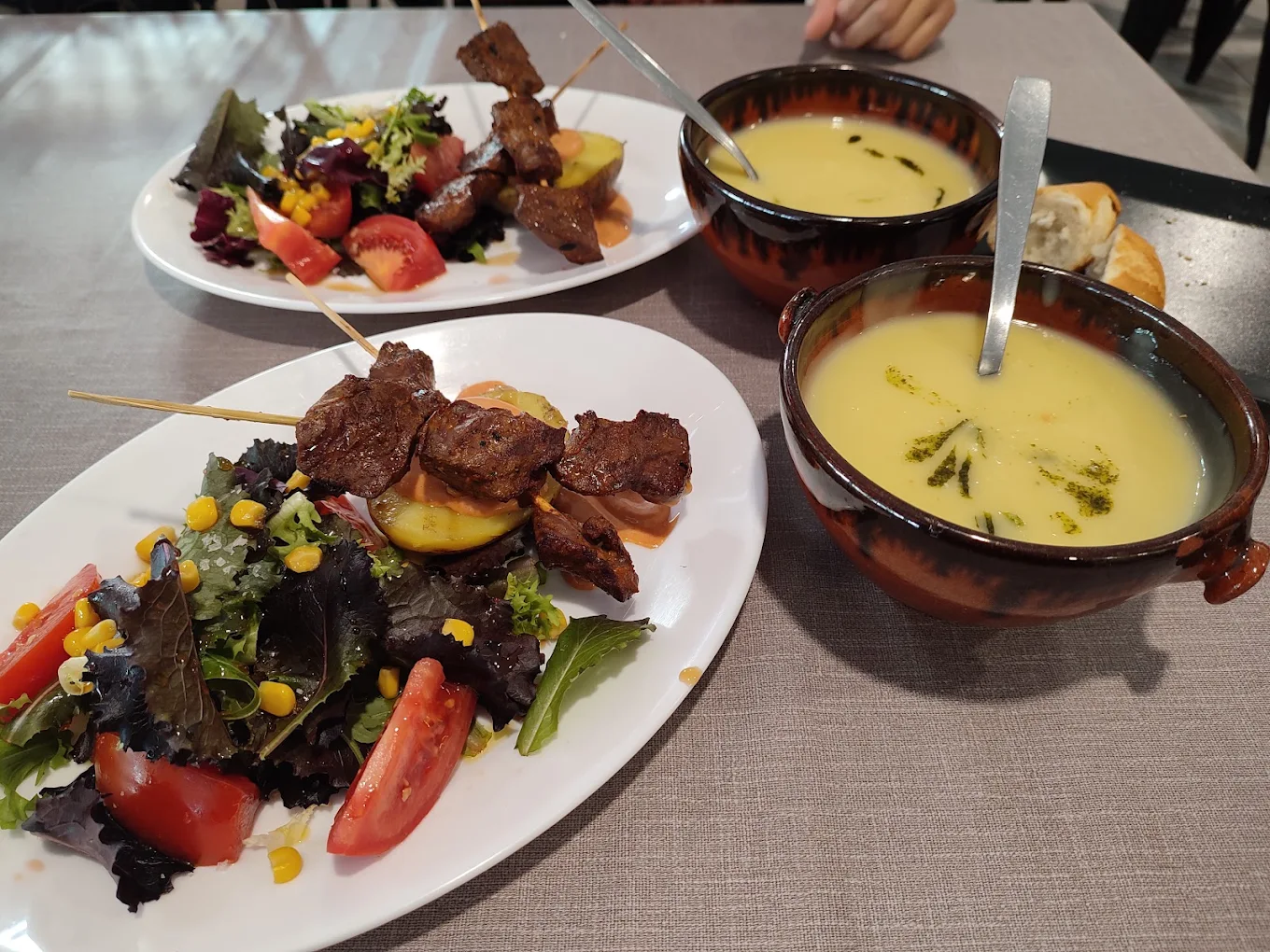 Crema de calabaza y pinchos de carne con ensalada