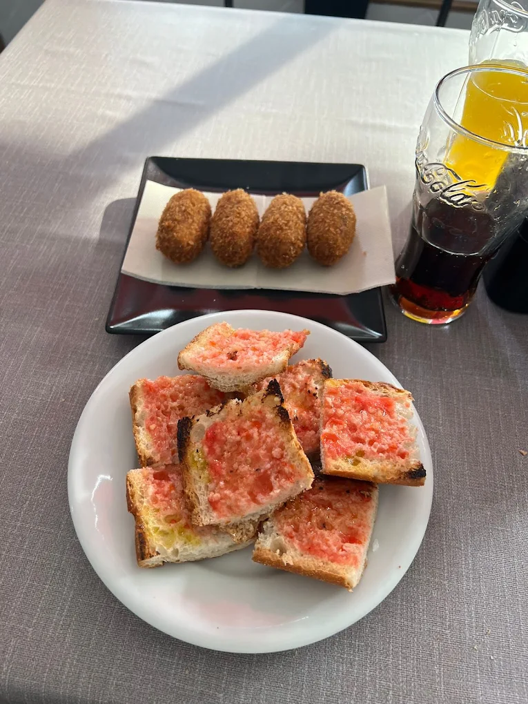 Pan con tomate y croquetas caseras
